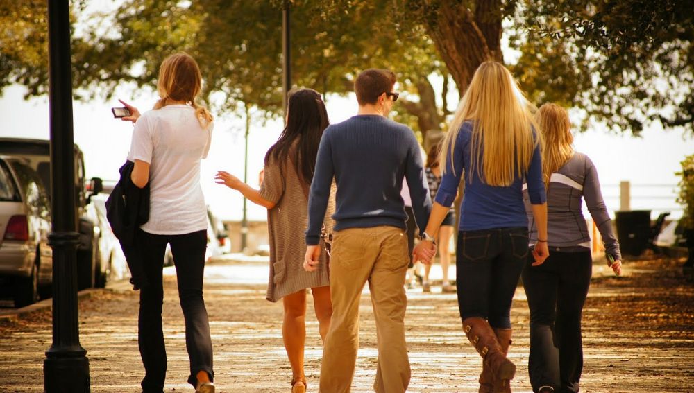 Un grupo de jóvenes caminando, imagen de archivo.