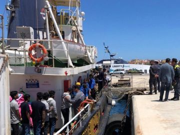 70 migrantes llegan a Lampedusa tras ser rescatados por la Guardia Costeira italiana 70 migrantes llegan a Lampedusa tras ser rescatados por la Guardia Costeira italiana