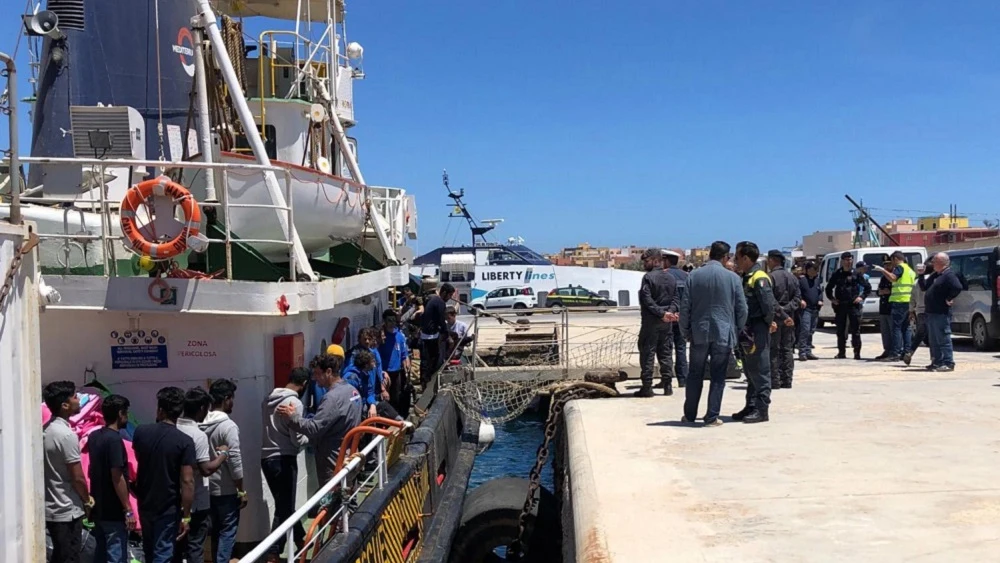 70 migrantes llegan a Lampedusa tras ser rescatados por la Guardia Costeira italiana 