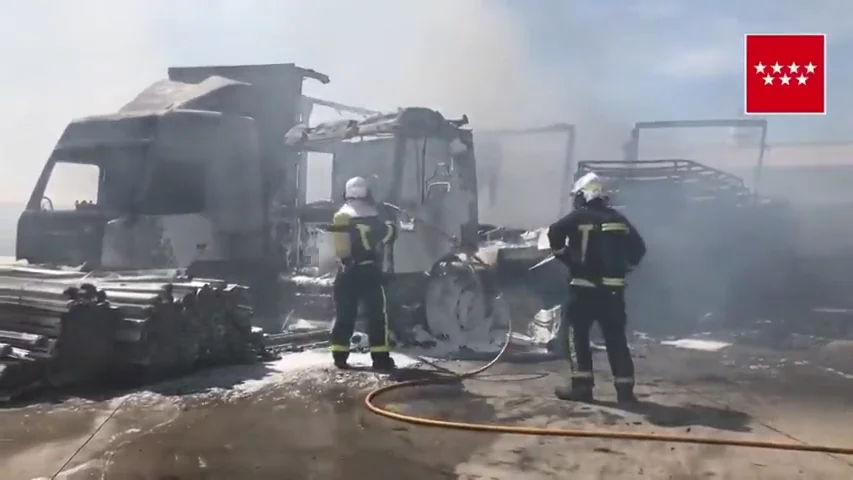 Imagen de vehículos calcinados tras un incendio en un polígono en Loeches, Madrid