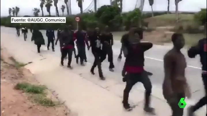 Imagen de migrantes entrando a Melilla