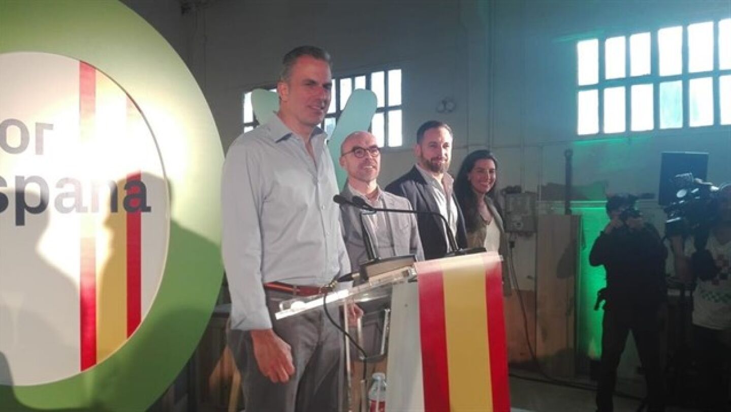 Javier Ortega Smith, candidato a la alcald&iacute;a de Madrid por Vox, en un acto de campa&ntilde;a junto con varios dirigentes de la formaci&oacute;n.