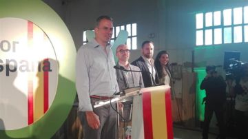 Javier Ortega Smith, candidato a la alcaldía de Madrid por Vox, en un acto de campaña junto con varios dirigentes de la formación.