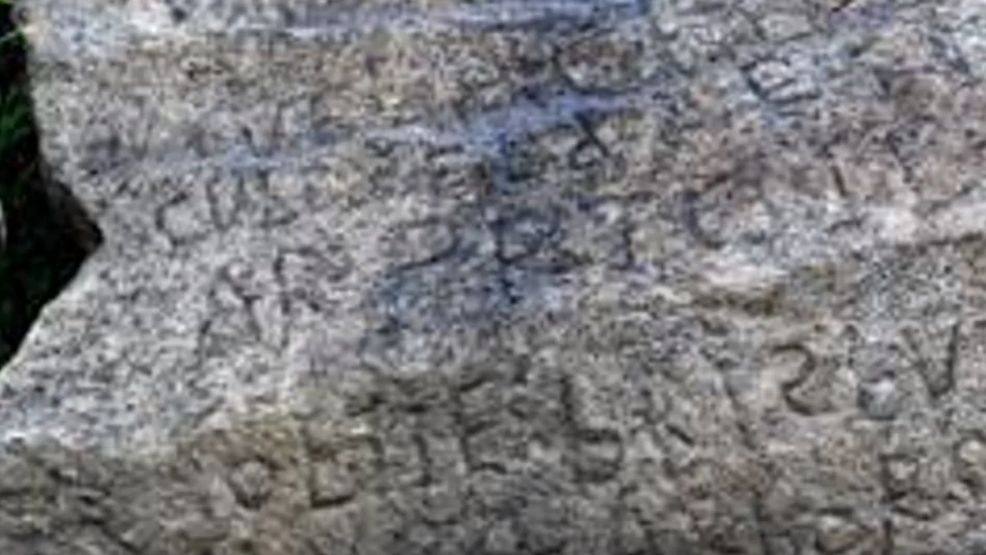 El poblado ofrece 2.000 euros a quien descifre el misterioso mensaje inscrito en esta piedra. El poblado ofrece 2.000 euros a quien descifre el misterioso mensaje inscrito en esta piedra.