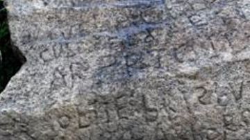 El poblado ofrece 2.000 euros a quien descifre el misterioso mensaje inscrito en esta piedra.