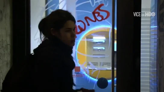 El vídeo en el que aparece Isabel Serra pintando y boicoteando sucursales de bancos de Madrid El vídeo en el que aparece Isabel Serra pintando y boicoteando sucursales de bancos de Madrid