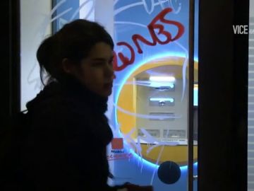 El vídeo en el que aparece Isabel Serra pintando y boicoteando sucursales de bancos de Madrid El vídeo en el que aparece Isabel Serra pintando y boicoteando sucursales de bancos de Madrid