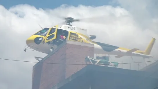 Rescatan con un helicóptero a una familia atrapada en un edificio en llamas por el incendio de Ibiza Rescatan con un helicóptero a una familia atrapada en un edificio en llamas por el incendio de Ibiza