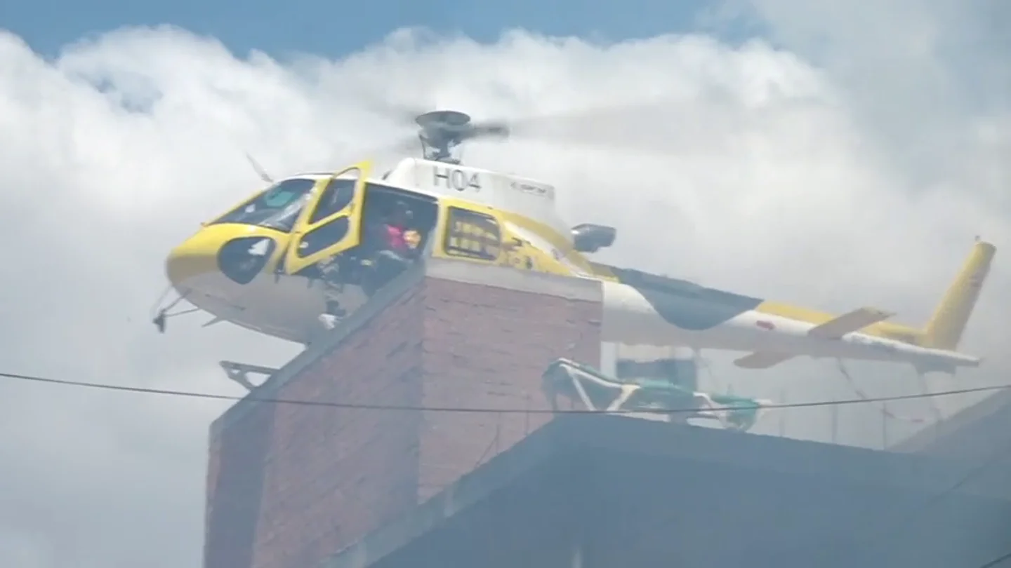 Rescatan con un helicóptero a una familia atrapada en un edificio en llamas por el incendio de Ibiza Rescatan con un helicóptero a una familia atrapada en un edificio en llamas por el incendio de Ibiza