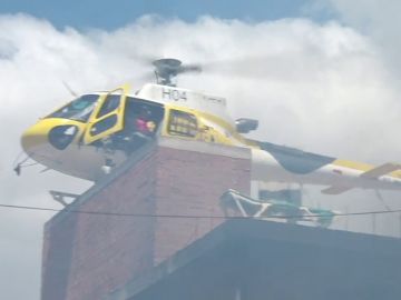 Rescatan con un helicóptero a una familia atrapada en un edificio en llamas por el incendio de Ibiza Rescatan con un helicóptero a una familia atrapada en un edificio en llamas por el incendio de Ibiza
