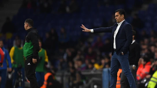 Francisco da instrucciones a sus jugadores desde la banda Francisco da instrucciones a sus jugadores desde la banda