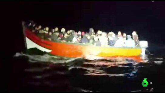 La Guardia Civil evita que una patera con 70 personas choque contra las rocas en Ca&ntilde;os de Meca, C&aacute;diz