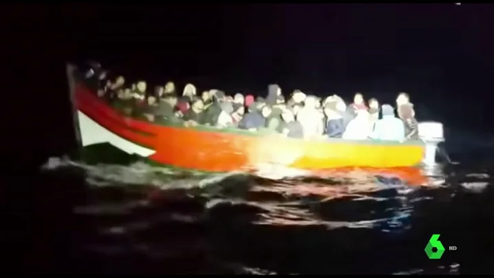 La Guardia Civil evita que una patera con 70 personas choque contra las rocas en Caños de Meca, Cádiz