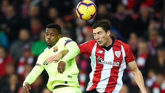 De Marcos y Semedo saltan para intentar controlar el balón De Marcos y Semedo saltan para intentar controlar el balón