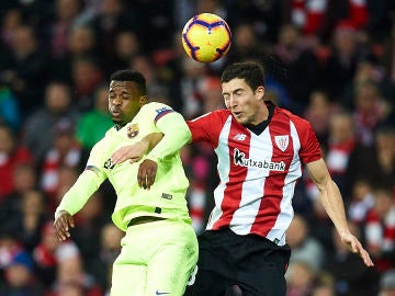De Marcos y Semedo saltan para intentar controlar el balón De Marcos y Semedo saltan para intentar controlar el balón