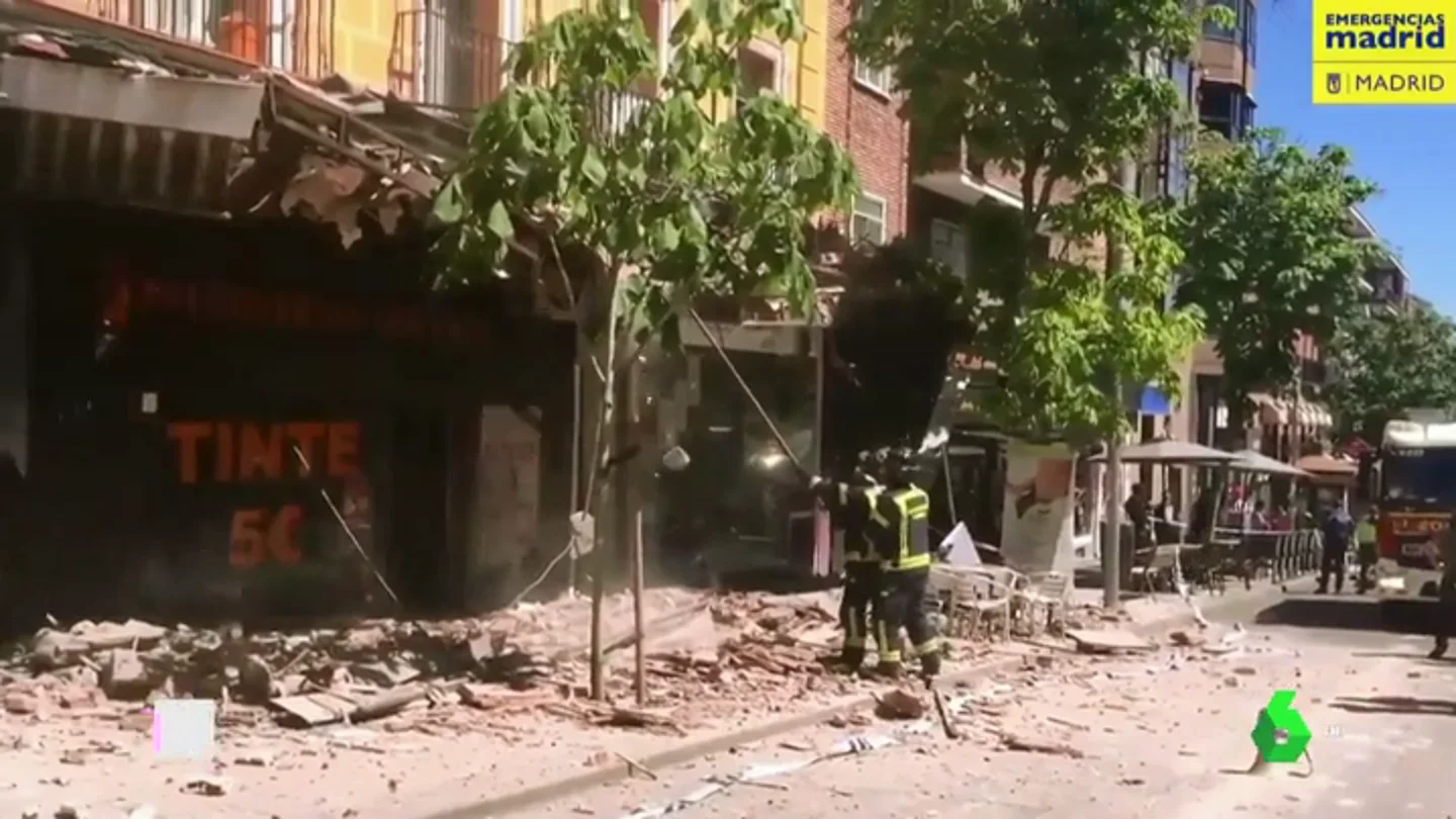 Tres viandantes heridos al desprenderse una cornisa de 10 metros de un edificio en Madrid Tres viandantes heridos al desprenderse una cornisa de 10 metros de un edificio en Madrid