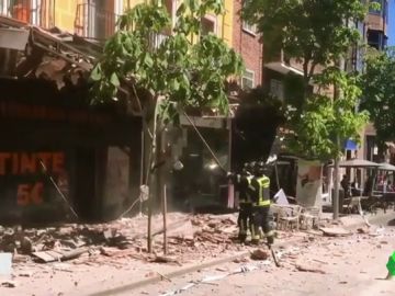 Tres viandantes heridos al desprenderse una cornisa de 10 metros de un edificio en Madrid Tres viandantes heridos al desprenderse una cornisa de 10 metros de un edificio en Madrid