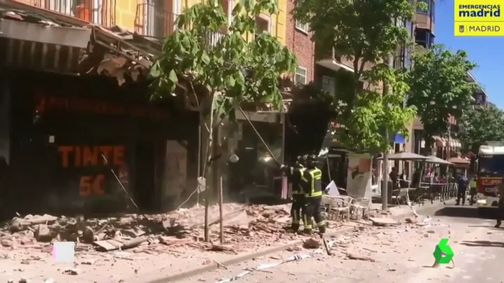 Tres viandantes heridos al desprenderse una cornisa de 10 metros de un edificio en Madrid