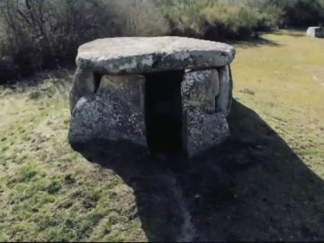 Una excavadora destruye tres tumbas de hace 6.000 años en Galicia por un error Una excavadora destruye tres tumbas de hace 6.000 años en Galicia por un error