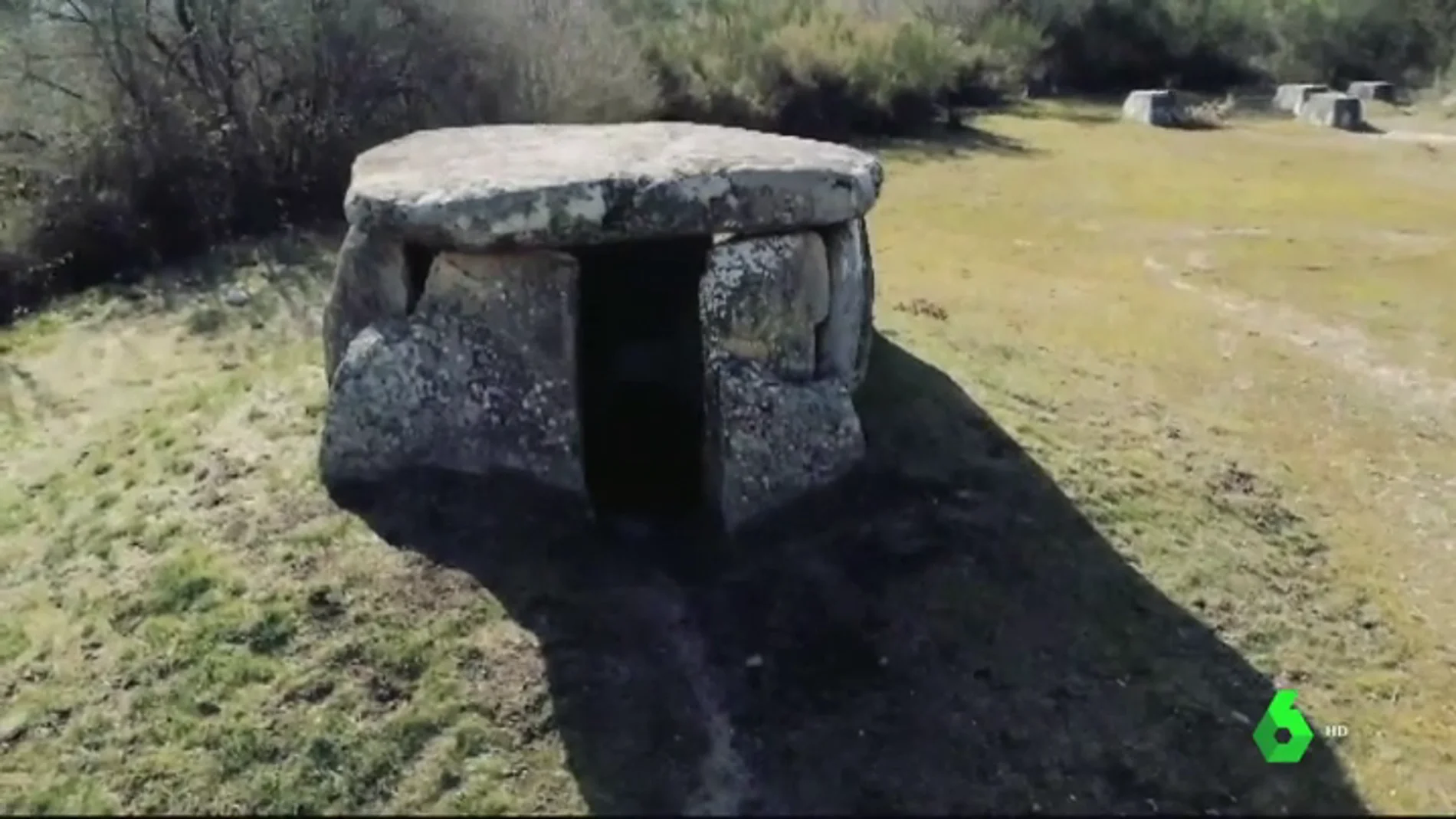Una excavadora destruye tres tumbas de hace 6.000 años en Galicia por un error
