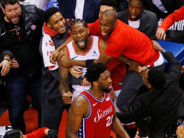 El éxtasis de Kawhi Leonard tras anotar la canasta decisiva El éxtasis de Kawhi Leonard tras anotar la canasta decisiva
