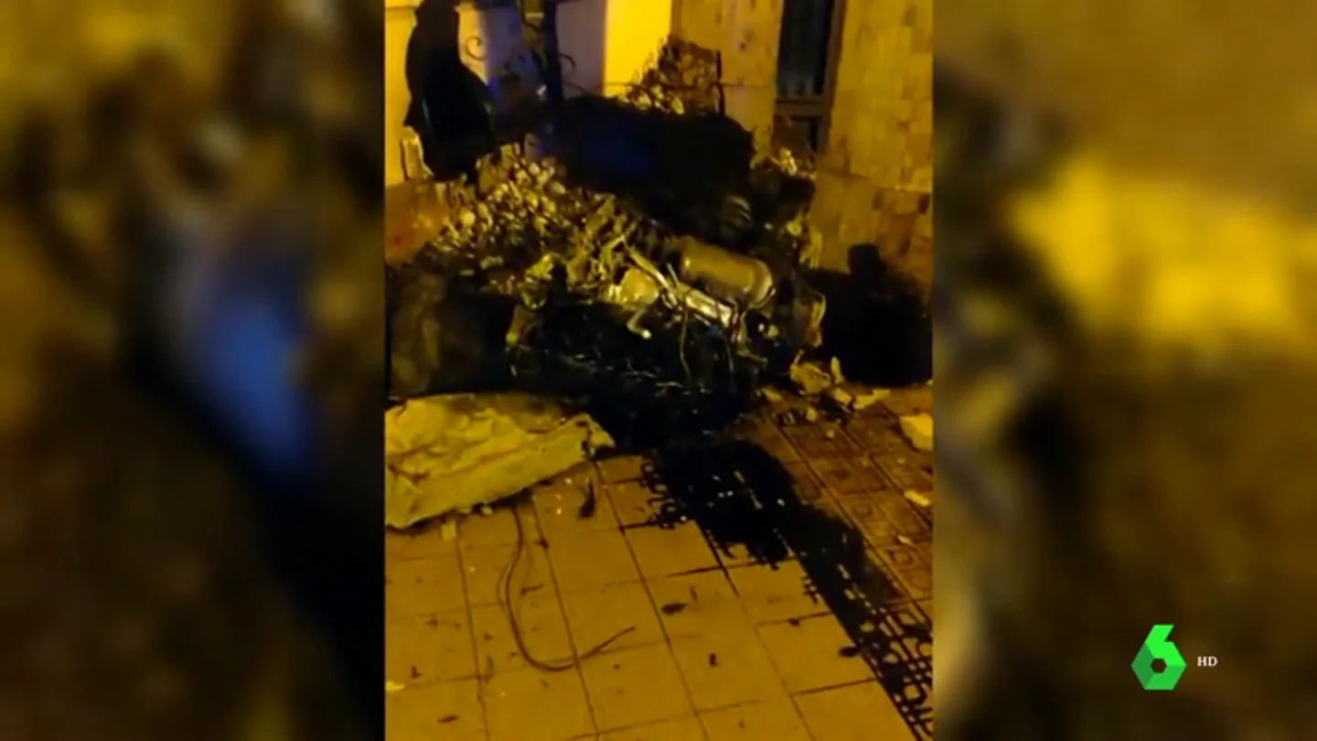 Un brutal accidente deja un herido grave en Valencia y varios destrozos materiales Un brutal accidente deja un herido grave en Valencia y varios destrozos materiales