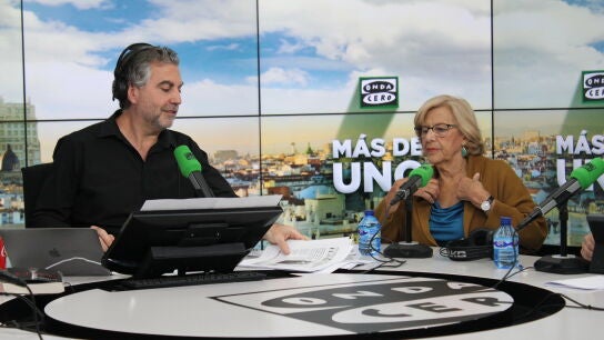 Manuela Carmena con Carlos Alsina en M&aacute;s de uno