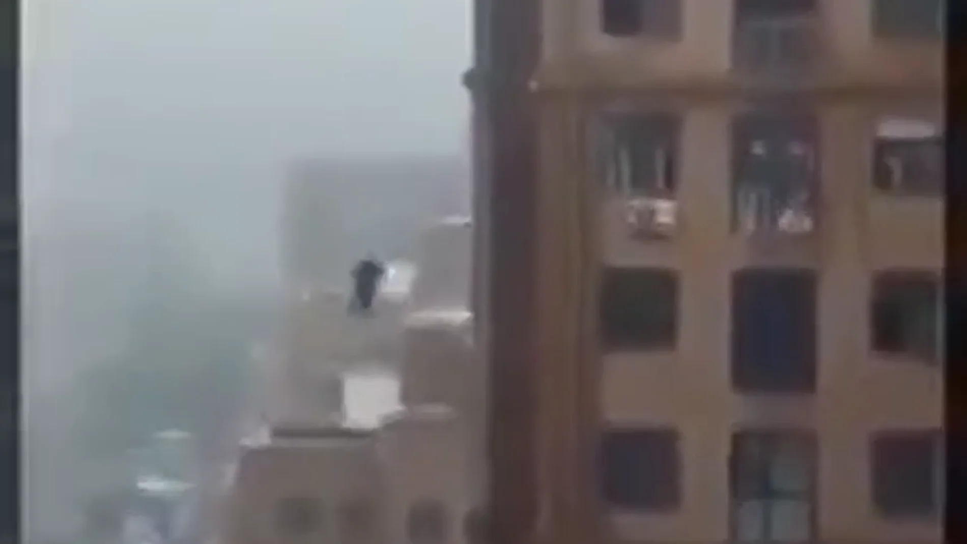 Fallece un hombre al caer desde un edificio mientras intentaba hacerse un selfie