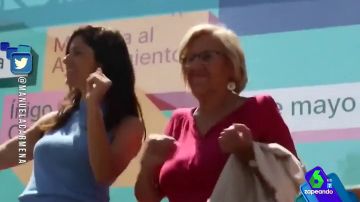 Manuela Carmena junto a Clara Serra