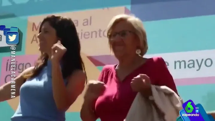 Manuela Carmena junto a Clara Serra