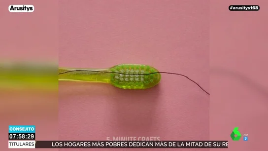 El sencillo truco para enhebrar una aguja usando un cepillo de dientes El sencillo truco para enhebrar una aguja usando un cepillo de dientes
