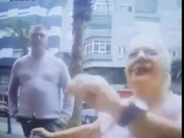 Graban a un hombre robando a una mujer en silla de ruedas en un cajero automático Graban a un hombre robando a una mujer en silla de ruedas en un cajero automático