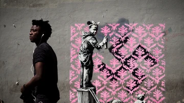 La obra realizada por Banksy frente a un centro de migrantes