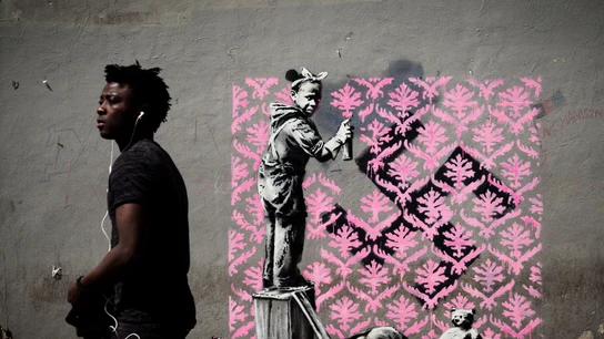 La obra realizada por Banksy frente a un centro de migrantes La obra realizada por Banksy frente a un centro de migrantes