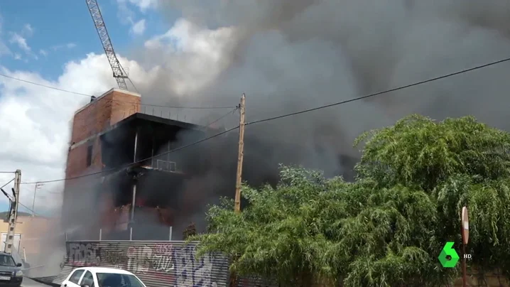 Encuentran 20 bombonas de butano en el edificio okupado arrasado por el fuego en Ibiza