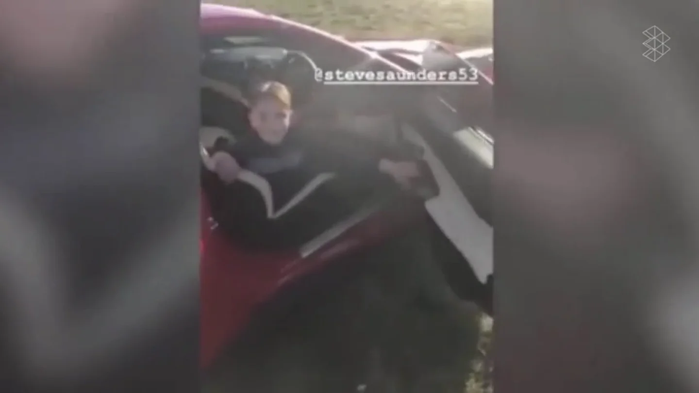 Nueva polémica con el boxeador Billy Joe Saunders: graba a su hijo de diez años haciendo trompos con su Ferrari Nueva polémica con el boxeador Billy Joe Saunders: graba a su hijo de diez años haciendo trompos con su Ferrari