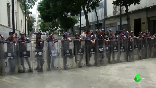 La Policía bolivariana bloquea el acceso al Parlamento por una supuesta amenaza de bomba La Policía bolivariana bloquea el acceso al Parlamento por una supuesta amenaza de bomba