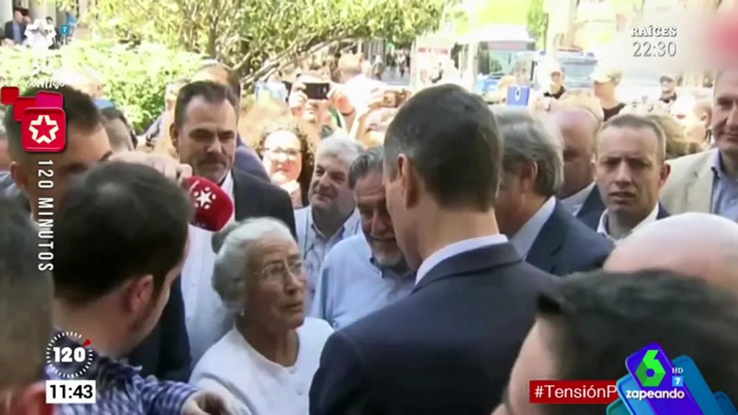 Una vecina de Vallecas hablando con Sánchez Una vecina de Vallecas hablando con Sánchez