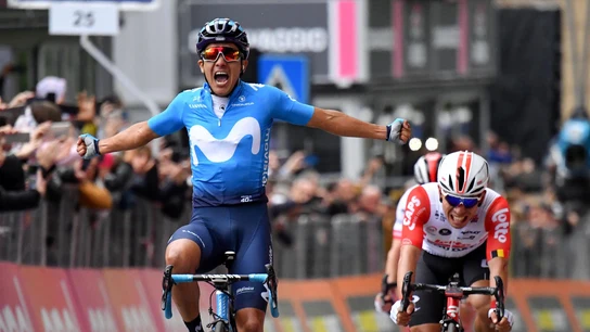 Richard Carapaz celebra su entrada a meta Richard Carapaz celebra su entrada a meta