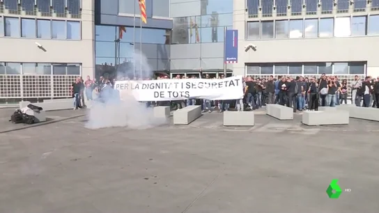 Un grupo de Mossos se encierra en una comisaría para exigir el diálogo con el Govern Un grupo de Mossos se encierra en una comisaría para exigir el diálogo con el Govern