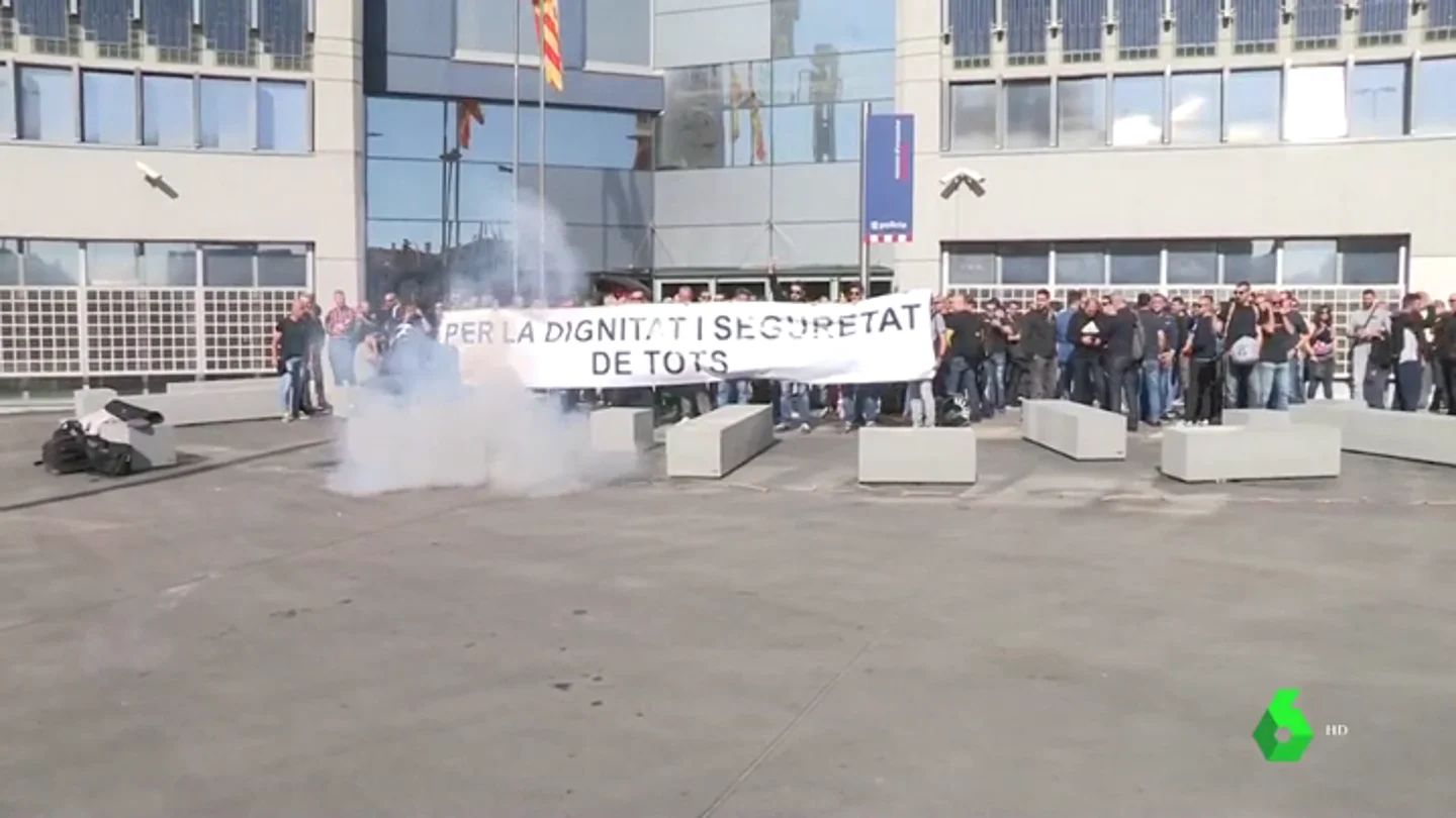 Un grupo de Mossos se encierra en una comisaría para exigir el diálogo con el Govern Un grupo de Mossos se encierra en una comisaría para exigir el diálogo con el Govern