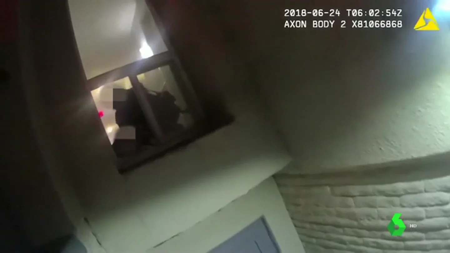 Salen a la luz las imágenes de un impactante tiroteo: recibe a la Policía con un fusil de asalto y luego se suicida Salen a la luz las imágenes de un impactante tiroteo: recibe a la Policía con un fusil de asalto y luego se suicida