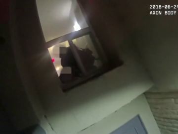 Salen a la luz las imágenes de un impactante tiroteo: recibe a la Policía con un fusil de asalto y luego se suicida Salen a la luz las imágenes de un impactante tiroteo: recibe a la Policía con un fusil de asalto y luego se suicida