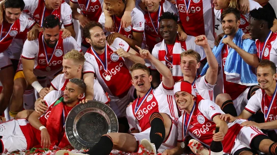 Los jugadores del Ajax, con el trofeo de la Eredivisie Los jugadores del Ajax, con el trofeo de la Eredivisie