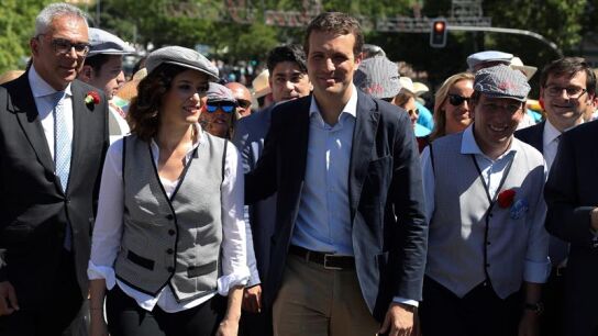 Pablo Casado, acompa&ntilde;ado por Jose Luis Mart&iacute;nez-Almeida y D&iacute;az Ayuso