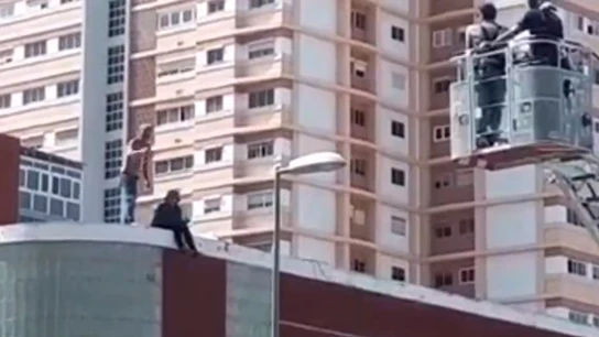 La pareja atrincherada en un edificio de Gran Canaria La pareja atrincherada en un edificio de Gran Canaria