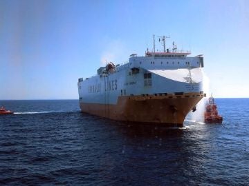 Fotografía facilitada por Salvamento Marítimo del barco mercante con 25 tripulantes Fotografía facilitada por Salvamento Marítimo del barco mercante con 25 tripulantes