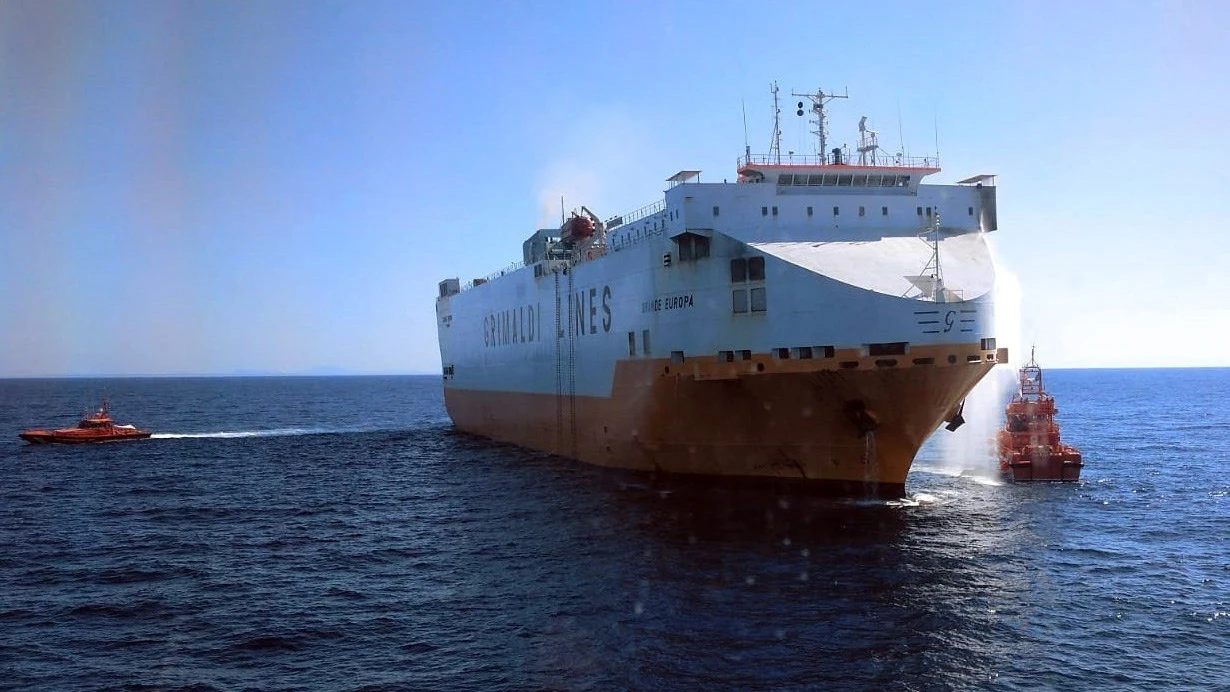 Fotografía facilitada por Salvamento Marítimo del barco mercante con 25 tripulantes