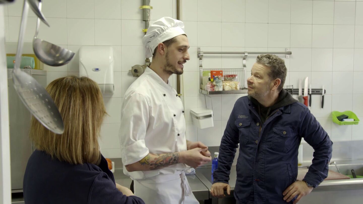 Alberto Chicote habla con V&iacute;ctor, cocinero de un centro de Educaci&oacute;n Especial