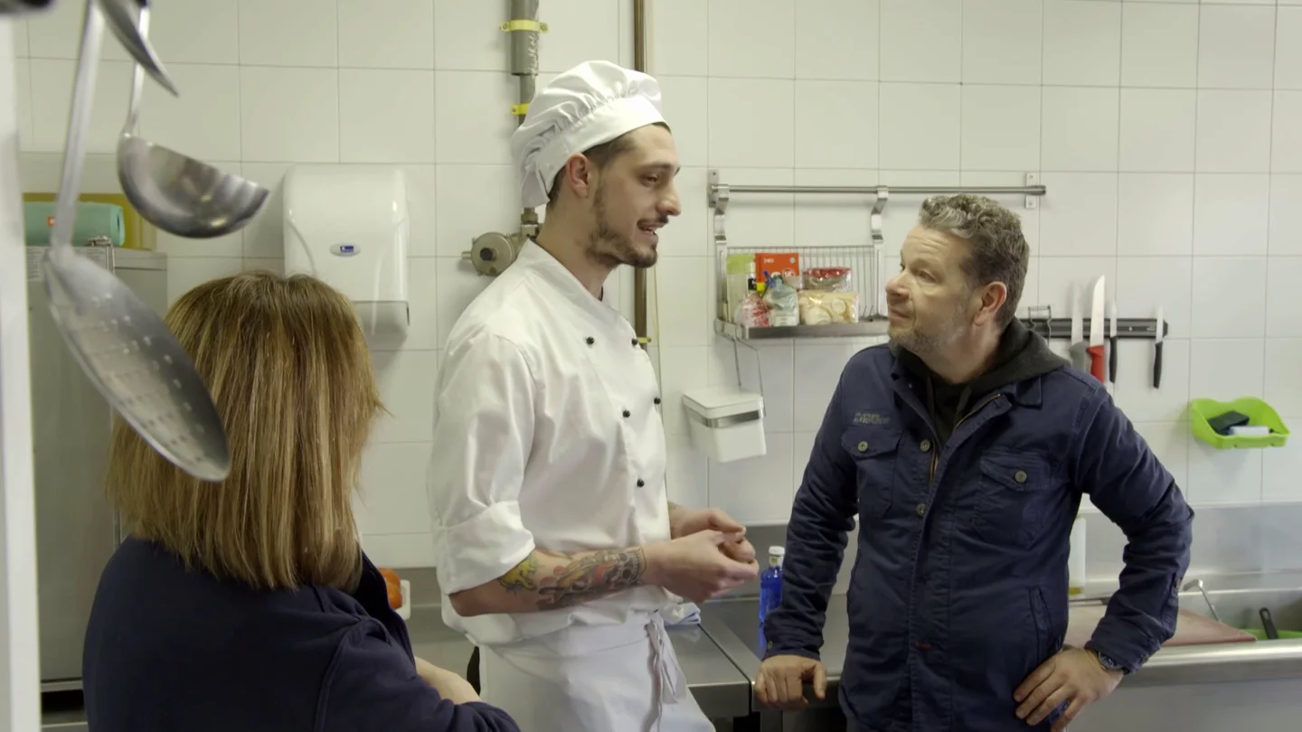 Alberto Chicote habla con Víctor, cocinero de un centro de Educación Especial Alberto Chicote habla con Víctor, cocinero de un centro de Educación Especial
